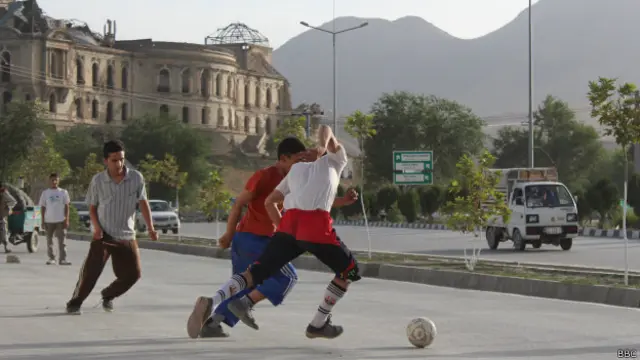 فرهنگ سنتی مردم نیز باعث شده که خیلیها فکر کنند بازیکنان فوتبال خیابانی، افراد بیکار و ولگرد هستند.