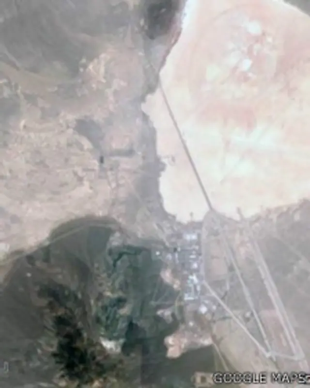 وقع الاختيار على تلك البقعة الصحراوية التي تحيط ببحيرة غروم نظرا لقربها من إحدى منشآت التجارب النووية.