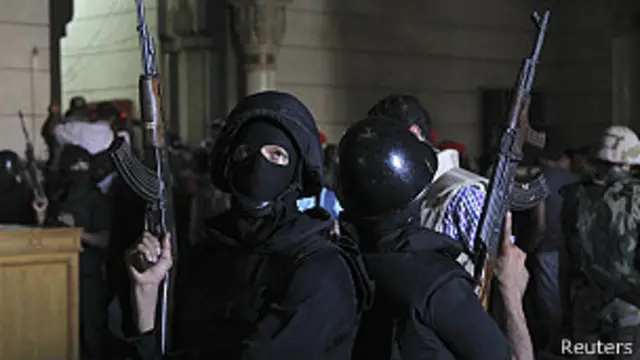 Cảnh sát vào bên trong đền thờ tại Cairo