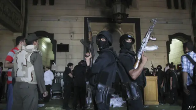 Forças egípcias dentro da mesquita | Foto: AFP