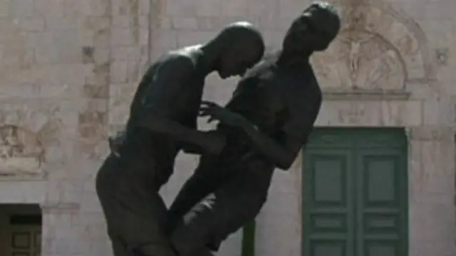 سماجی رابطے کی ویب سائٹس پر اس مجسمے کے حوالے سے بڑی تنقید کی گئی تھی