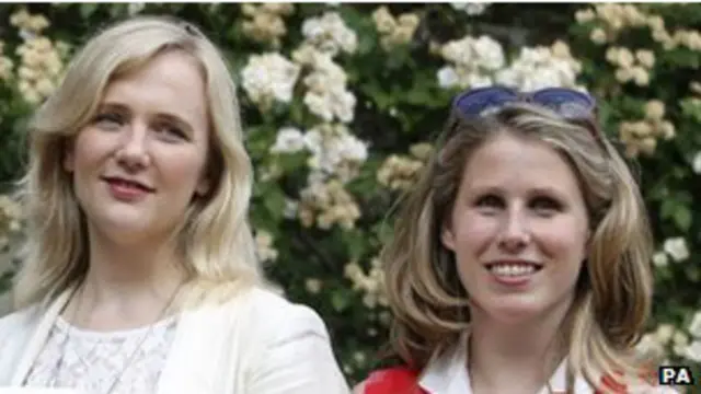 克里西和佩雷斯(右)