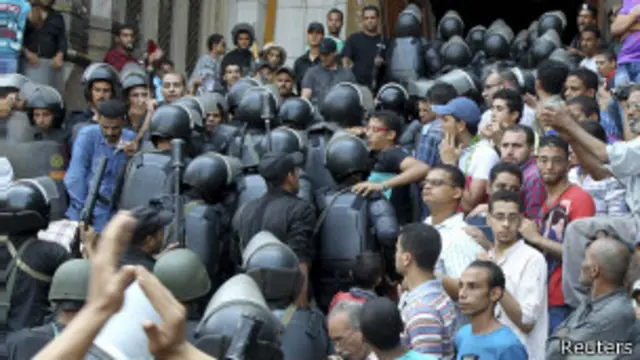 Спецназовцы у мечети