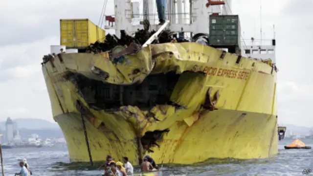 与渡轮相撞的货轮船头破坏严重