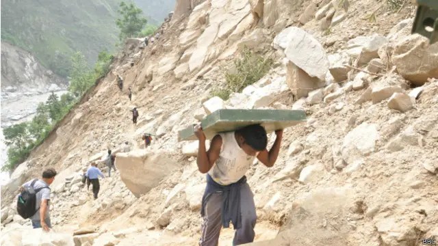 उत्तराखंड में सड़क मरम्मत का काम