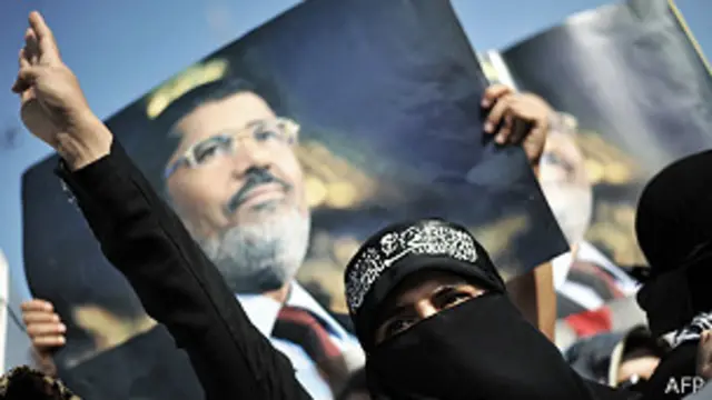 اخوان المسلمین نے معزول صدر محمد مرسی کی بحالی کے لیے مظاہرے جاری رکھنے کی اپیل کی ہے