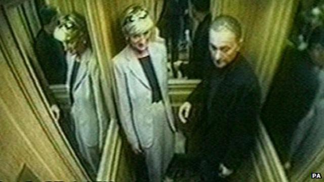 الاميرة ديانا ودودي الفايد توفيا عقب مغادرتهما فندق ريتز في باريس في 31 اغسطس 1997