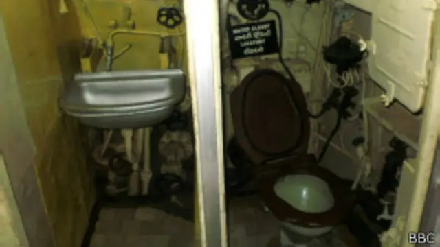 पनडुब्बियों में पानी की बेहद कमी रहती है. 