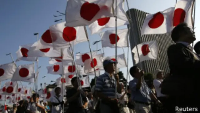 加油日本！成员在日本战败日游行前往靖国神社