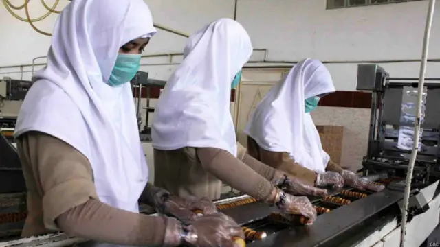 حضور زنان کارگر در کارخانه های شهرک صنعتی هرات چشم‌گیر است.