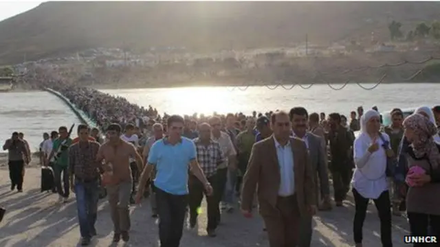 Refugiados sírios cruzando fronteira com Iraque | Foto: ACNUR/UNHCR