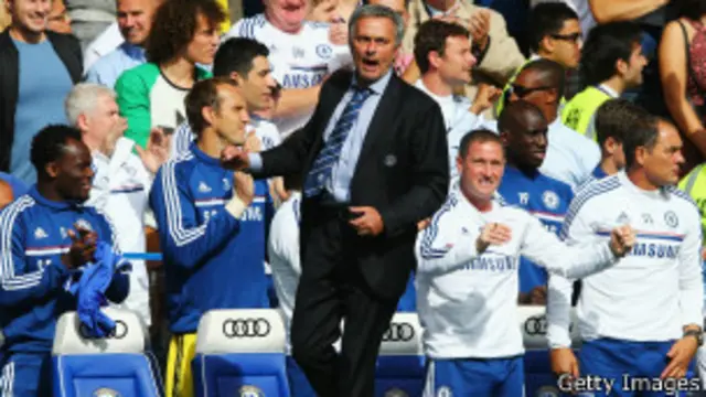 Jose Mourinho merayakan gol pertama Chelsea ke gawang Hull City.