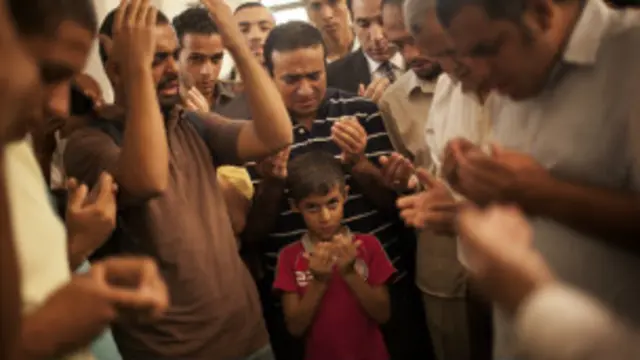 Cháu nội Badie cầu nguyện trong tang lễ cha