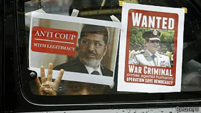 carteles a favor de Morsi y contra al-Sisi en un taxi de Londres