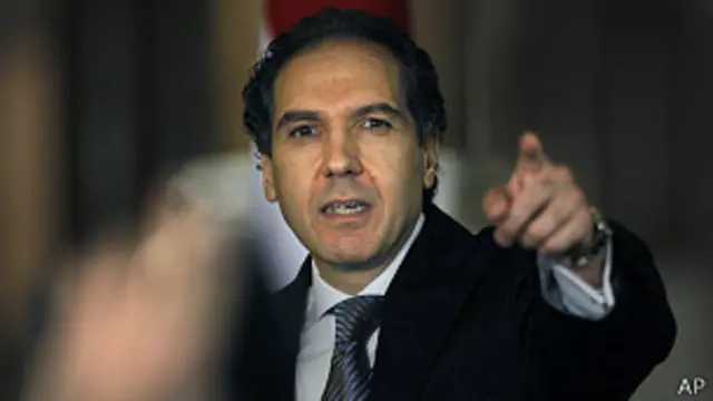 اتهم المستشار السياسى للرئيس المؤقت السبت الإعلام الغربي بتجاهل أخبار حرق الكنائس وقتل الظباط وسرقة المتاحف.