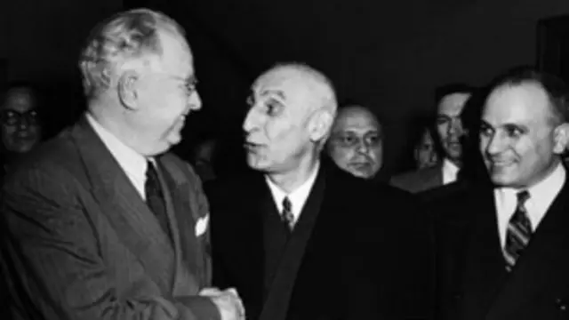 هنری گریدی (سمت چپ)، سفیر آمریکا در ایران، منتقد سیاست های بریتانیا بود