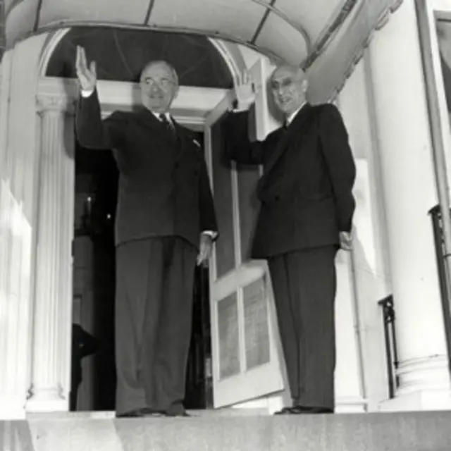 هری ترومن (سمت چپ) سعی داشت بین ایران و بریتانیا میانجیگری کند