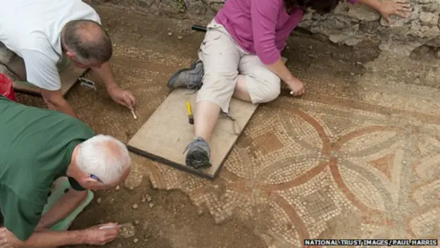 Mosaik ini ditemukan di situs villa peninggalan bangsa Romawi.