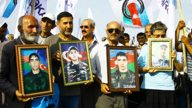 Turan agentliyi yazır ki, hüquq-mühafizə orqanları övladları Orduda qeyri-döyüş şəraitində həlak olanların ailələrini saxlayaraq mitinq yerindən uzaqlaşdırıb.
