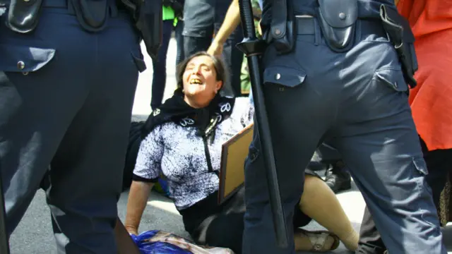 Valideynlər aksiyanın başlanmasına təxminən 25 dəqiqə qalmış mitinq yerinə gəlib və övladlarının "niyə öldürüldüyü"nə dair suallara cavab istəyib.