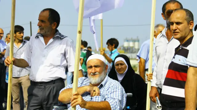 Nardaran Ağsaqqallar Şurasının sədri və dindar qadınlar əsasən "Allahu Əkbər" və "İslamçılara azadlıq" şüarları səsləndirib.