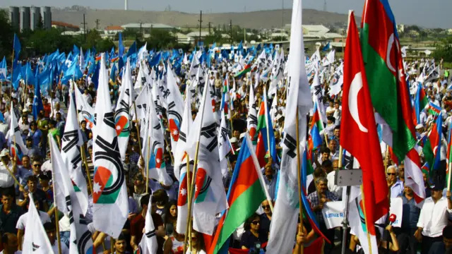 Milli Şura tərəfdarları rəqəmin 6-8 və on min olduğunu bildirib. Hakim partiya rəsmisi isə mitinqi "piket" adlandırıb. "Bundan əvvəl müxalifətin bu məkanda bir mitinqi oldu, orada təxminən 800 nəfər yığışmışdı, bu gün isə heç onun yarısı da olmadı", YAP icra katibinin müavini Siyavuş Novruzov deyib.