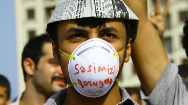 Mitinqlə bağlı məlumatlarda deyilir ki, prezident İlham Əliyevin əleyhinə şüarlar söylənilən zaman elektrik xətti "kəsilib".