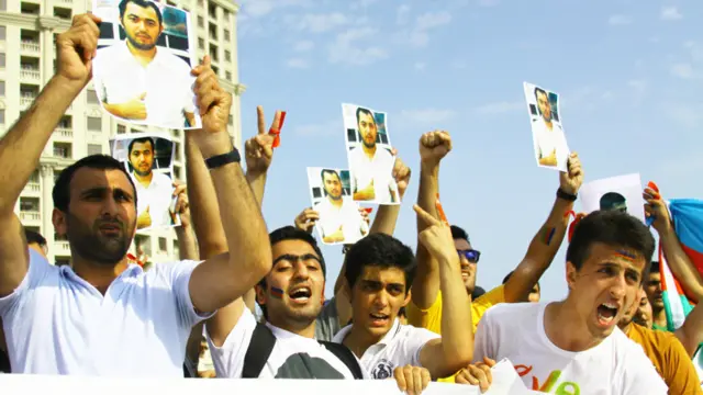 Həbsdə saxlanılan gənc məhbusların dostları onların azad edilməsinə çağırışlar edib. 