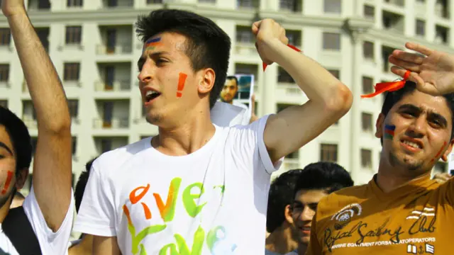 Digər şüarlara "İki dəfə bəsdir, getmək vaxtı gəldi", "Səsimizi oğurlama, səbrimizi zorlama" və s. aiddir.