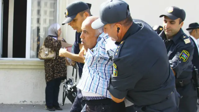 Sosial şəbəkələrdə ən çox tənqid edilən mövzulardan biri əsgər valideynlərinin mitinq yerindən uzaqlaşdırılması olub. 