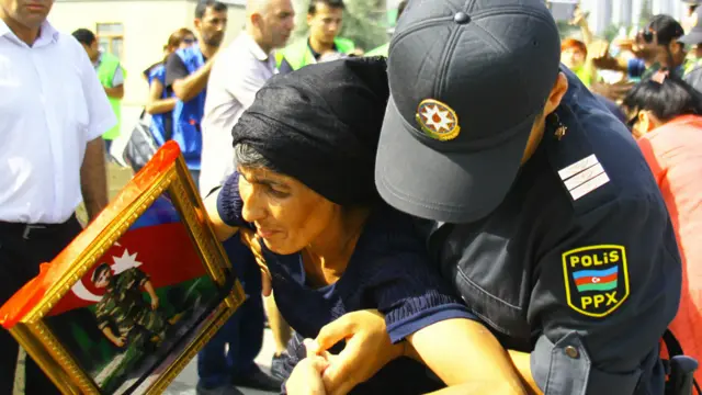 "Onlar mitinqə övladlarının portretlərini gətirməkdə günahkar biliniblər", məlumatda deyilir.