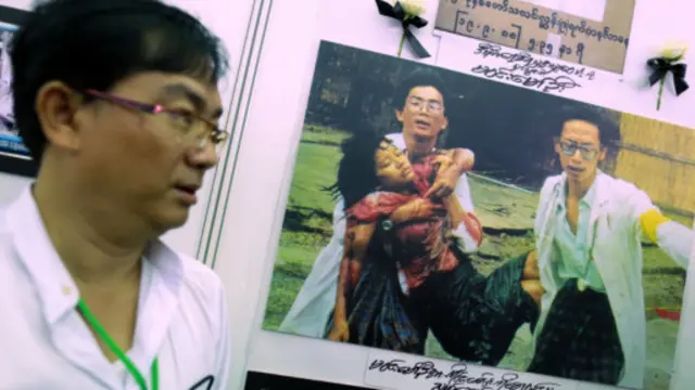 历史的记忆仍然折磨着可温梭。88起义25周年纪念展览上，温梭站在当年最震撼人心的那张照片前。