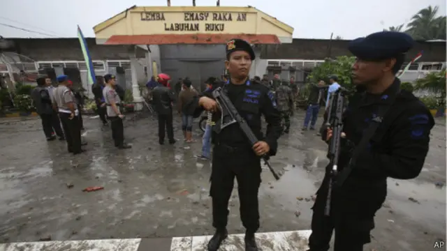Aparat kepolisian berjaga-jaga di depan LP Labuhan Ruku, setelah terjadi rusuh di penjara itu.