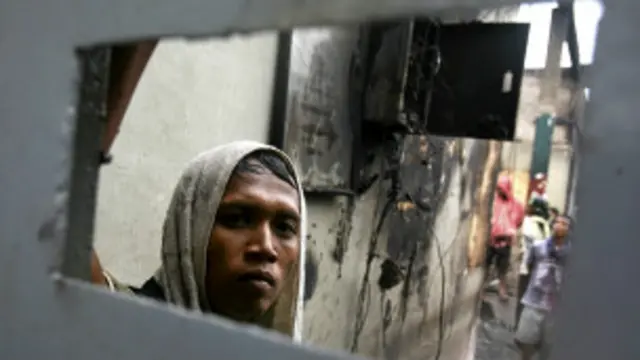 Salah-seorang napi yang bertahan di dalam LP yang terbakar.