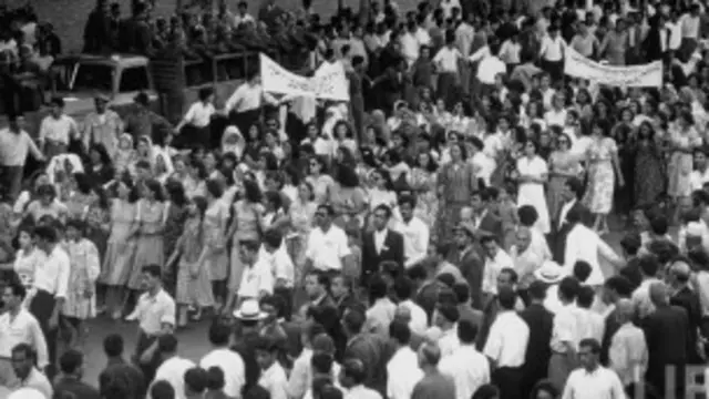 حضور زنان درس خواندهٔ شهری در راهپیمایی اعضای حزب توده در خیابانهای تهران