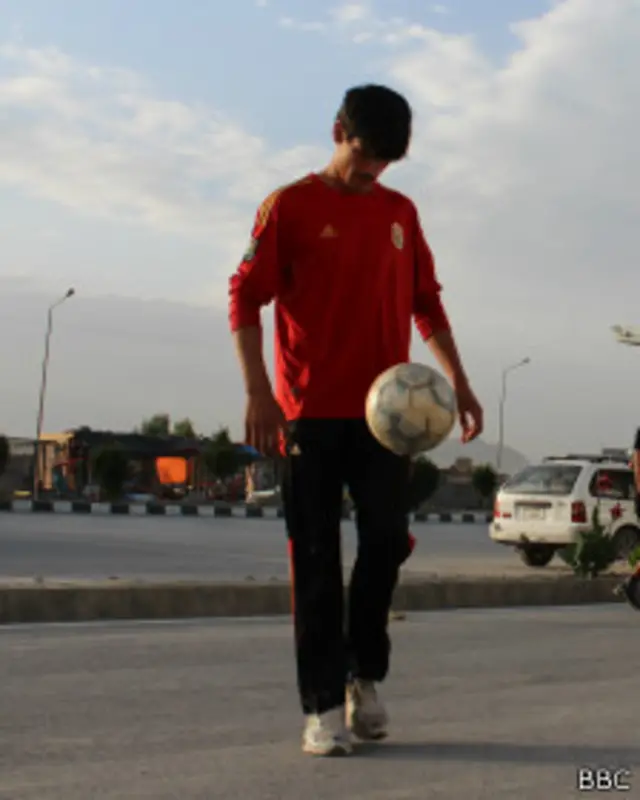 فوتبالیست های خیابانی بدون مربی در خیابانهای کابل به تمرین می پردازند