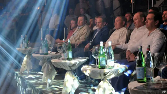 17 август куни Сочида Президент Назарбоев, Россия Президенти Владимир Путин ва Бош вазир Дмитрий Медведев Шарқ якка кураши мусобақаларини бирга томоша қилдилар.