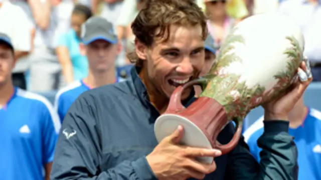 هذه هي المرة الاولى التي يحرز فيها نادال لقبين متتالين على الملاعب الصلبة