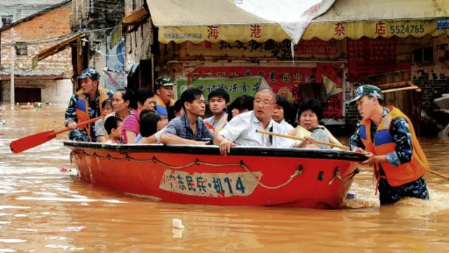 चीन के गुआंगडोंग प्रांत में राहत और बचाव कार्य में लगे जवान बाढ़ प्रभावित लोगों को सुरक्षित स्थानों पर पहुंचा रहे हैं. 