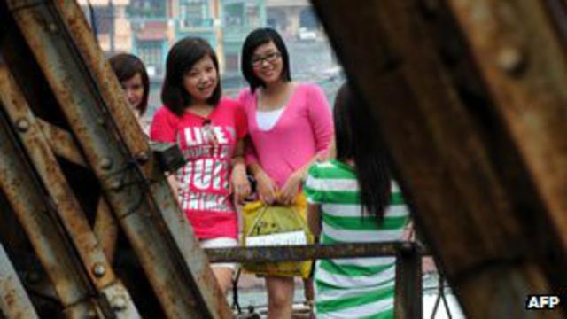 Các cô gái trẻ trên cầu Long Biên