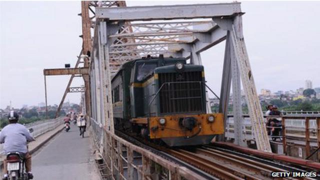 Xe lửa trên cầu Long Biên