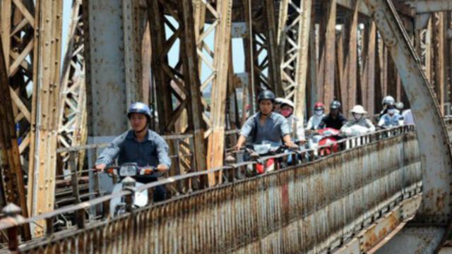 Người đi xe máy và xe đạp trên cầu Long Biên