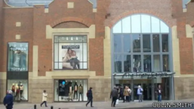 吉尔福德镇的Friary购物中心 