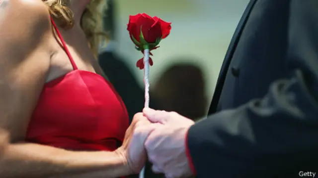 Пара держится за руки