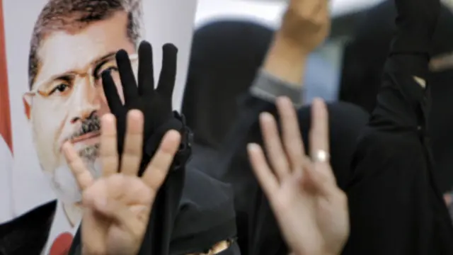 مددت السلطات القضائية المصرية الخميس حبس مرسي لمدة 30 يوما في قضية منفصلة