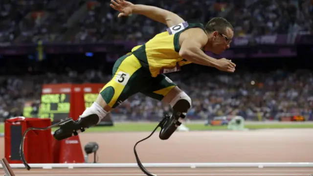 ऑस्कर पिस्टोरियस पर अपनी गर्लफ्रेंड की हत्या का आरोप है