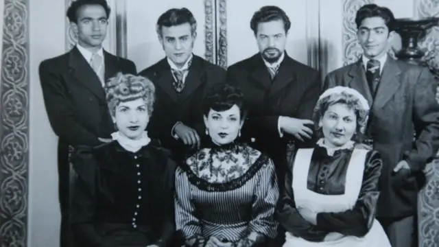 مردان از راست: انتظامی، جعفری، صادق شباویز، کیمرام
خانم ها از راست: ایرن، لرتا و توران مهرزاد