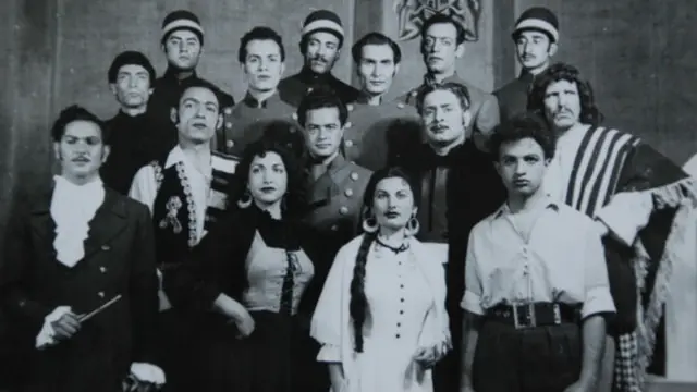 محمد علی جعفری در نقش مونتسرا، در میان اکیپ بازیگران تئاتر سعدی در سال ۱۳۳۲