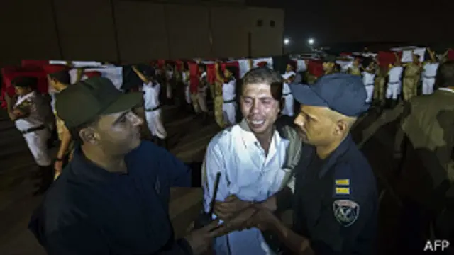 Funeral de policías en Egipto