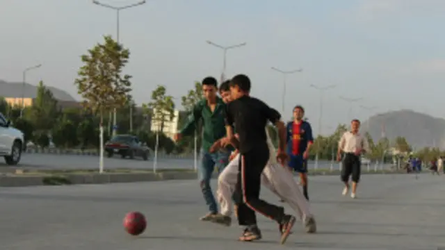 په افغانستان کې د فوټبال ګڼ مینه وال، زیاتره افغان ځوانان او تنکي ځوانان د نړۍ د نورو ځوانانو په شان پر فوټبال مین دي.